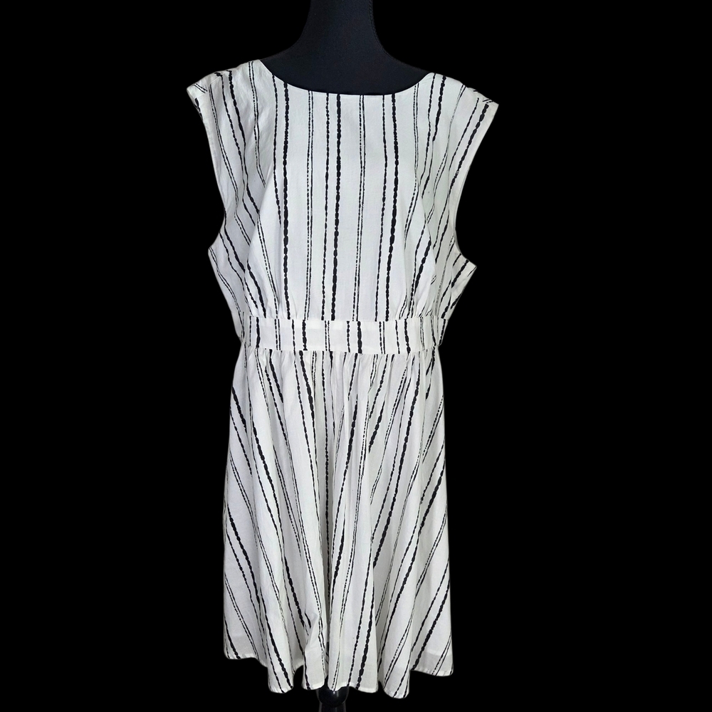 5/$30  Forever 21 Black and White Striped Dress With Open Back Size 1X